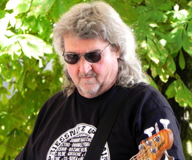 Andrea spielte den Bass gelegentlich wie eine Lead.