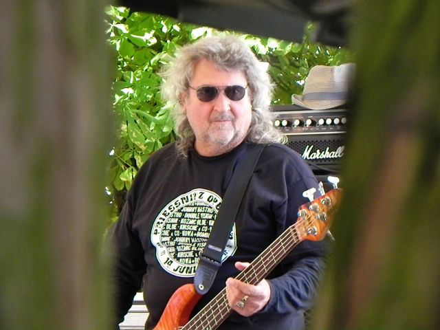 Andrea hat mich hinter dem Baum entdeckt!