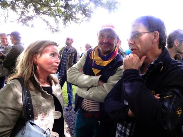 Der Martin denkt, er stützt sein Kinn. Die Gabi hält ihn derweil hin.