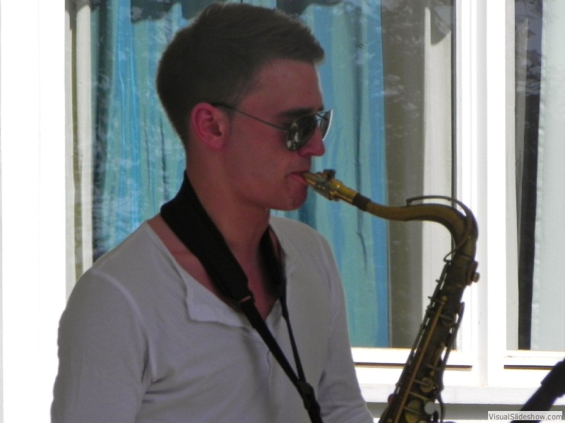 Der junge Mann am Sasxophon<br/>erfand so manchen satten Ton.