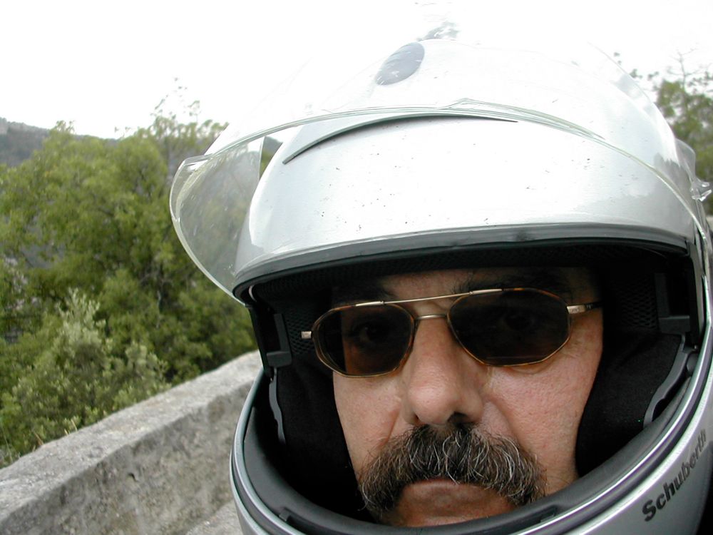 Mann mit Helm