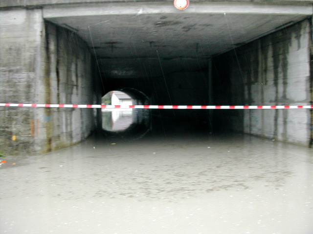 Hochwasser unter der Brücke